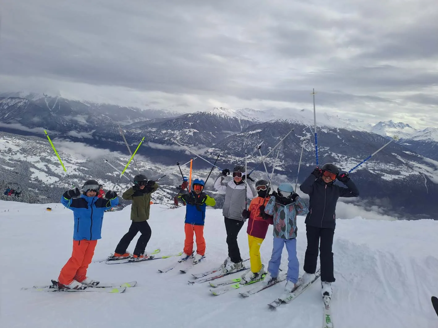 Groupe de jeunes au ski devant les montagnes